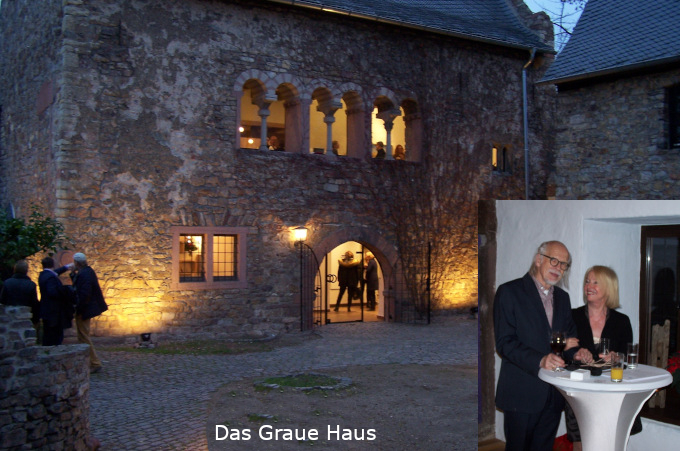 graues haus bei nacht mit stifter